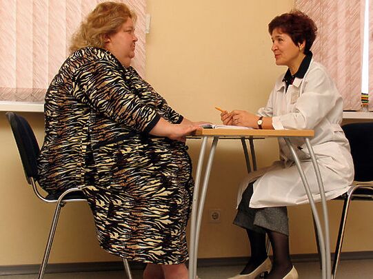 Flebologa konsultācijā pacientam ar aptaukošanās izraisītām varikozām vēnām